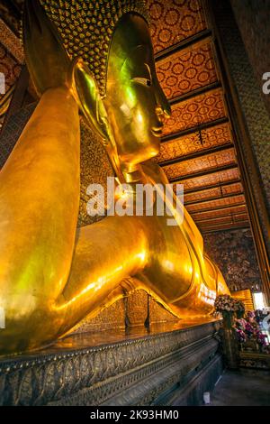 BANGKOK, THAILAND - JANUAR 4: Detail der Reclining Buddha Statue im Tempel Wat Pho in Bangkok, thailand am 4. Januar 2010. Die Statue ist 15 m hoch Stockfoto