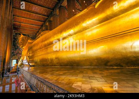 BANGKOK, THAILAND - JANUAR 4: Detail der Reclining Buddha Statue im Tempel Wat Pho in Bangkok, thailand am 4. Januar 2010. Die Statue ist 15 m hoch Stockfoto