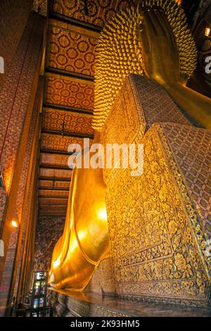 BANGKOK, THAILAND - JANUAR 4: Detail der Reclining Buddha Statue im Tempel Wat Pho in Bangkok, thailand am 4. Januar 2010. Die Statue ist 15 m hoch Stockfoto