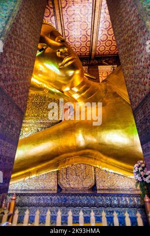 BANGKOK, THAILAND - JANUAR 4: Detail der Reclining Buddha Statue im Tempel Wat Pho in Bangkok, thailand am 4. Januar 2010. Die Statue ist 15 m hoch Stockfoto