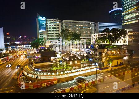 Kowloon, Hongkong - 9. Januar 2010: Autos passieren die Salisbury Road bei Nacht in Kowloon, Hongkong. Blick auf die Heritage-Plattform von 1881 bei Nacht Stockfoto