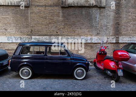 Rom, Italien. 21. September 2022. Klassischer Fiat 500, rote Vespa, in einer Gasse in der Nähe des Trevi-Brunnens. (Bild: © Mark Avery/ZUMA Press Wire) Stockfoto