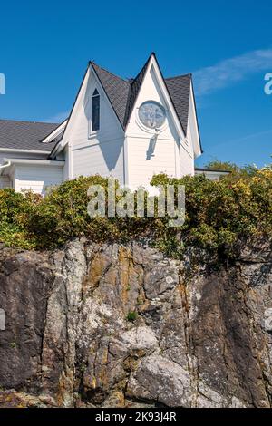 Die weiße Emmanuel Episcopal Church liegt über einer Klippe am Meer in Eastsound, Orcas Island, Washington State, USA. Stockfoto