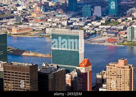 NEW YORK, USA – JULI 7: Fassade des UN-Hauptquartiers am Nachmittag in strahlender Sonne am 7,2010. Juli in New York, Bau des Hauptquartiers starte Stockfoto