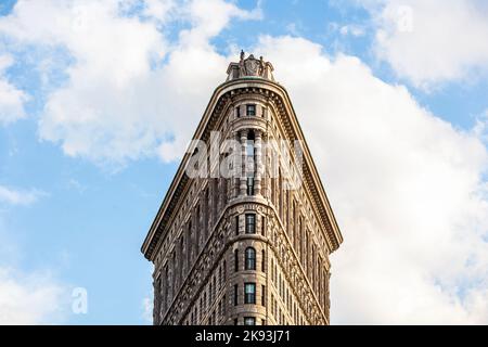 New York, USA - 12. Juli 2010: Das Flatiron-Gebäude in Manhattan, New York, NY, gilt als bahnbrechende architektonische Meisterleistung und wurde 19 fertiggestellt Stockfoto