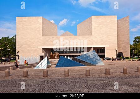 Washington, USA - 14. Juli 2010: Die Pyramide der National Gallery of Art in Washington, Maryland (USA). Gegründet im Jahr 1937, ist es eines von Stockfoto