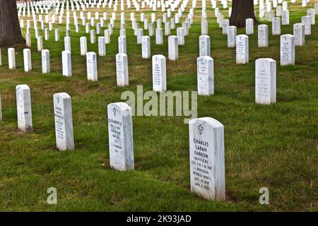 WASHINGTON, USA – 15. JULI: Blick in der Nachmittagssonne auf die Gräber und Grabsteine des Nationalfriedhofs von Arlington am 15,2010. Juli in Washington, USA. Stockfoto