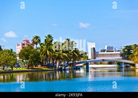 MIAMI, USA - JUL 27: Neue Apartments am Kanal am 27,2010. Juli in Miami South, USA. Pine Tree Drive gilt als das beste Viertel für Luxus Stockfoto