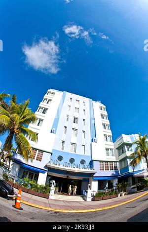 Miami, USA - 31. Juli 2010: Blick am Ocean Drive auf das berühmte Art-Deco-Restaurant Maja in Miami Beach. Die Art déco-Architektur in South Beach ist in Arbeit Stockfoto