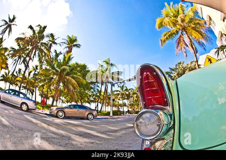 Miami, USA - 31. Juli 2010: Mittagsansicht auf dem Ocean Drive in Miami Beach, Florida. Der alte Buick aus dem Jahr 1954 steht als Attraktion vor dem berühmten Aval Stockfoto