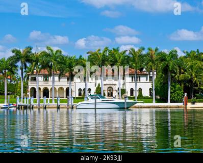 Miami, USA - 28. Juli 2010: Luxushäuser am Kanal in Miami South, USA. Pine Tree Drive gilt als die beste Gegend für Luxuswohnungen Stockfoto