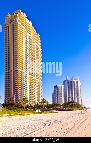 Sunny Isles, USA - 28. Juli 2010: Blick auf die Promenade von Sunny Islands und New Skyscraper am frühen Morgen . Michael Dezer hat stark in CO investiert Stockfoto