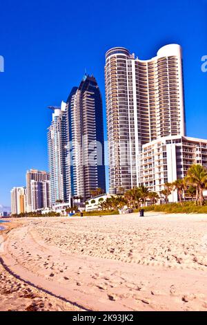 Sunny Isles, USA - 28. Juli 2010: Blick auf die Promenade von Sunny Islands und New Skyscraper am frühen Morgen . Michael Dezer hat stark in CO investiert Stockfoto