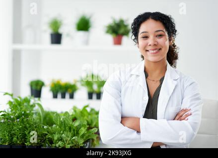 Shes ein Experte für die Lebensprozesse von Pflanzen. Porträt einer Wissenschaftlerin, die in ihrem Labor steht. Stockfoto
