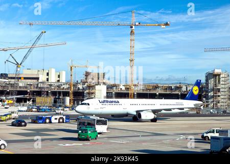 FRANKFURT, DEUTSCHLAND - 25. AUG 2011: Lufthansa-Flug ist bereit für die Start- und Landebahn in Frankfurt. Das neue Terminal A für den Flughafen e wird derzeit gebaut Stockfoto