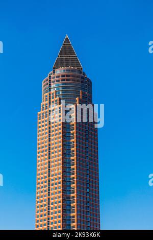 Frankfurt, Deutschland - 12. September 2010: Messeturm - Messeturm in Frankfurt, Deutschland. Der Wolkenkratzer war ab 1991 das höchste Gebäude in Europa Stockfoto