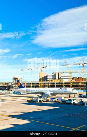 FRANKFURT, DEUTSCHLAND - 25. AUGUST 2011: Lufthansa-Flug ist am 25. August in Frankfurt am Main startbereit. Das neue Terminal A befindet sich im Bau Stockfoto