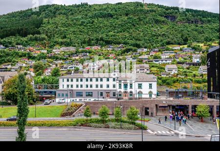 Vossevangen, Norwegen - August 17 2022: Blick auf das Dorf an den Hängen des Berges. Der Bahnhof Voss dominiert das Bild. Stockfoto