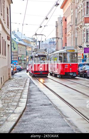 Wien, Österreich - 27. November 2010: DIE OEBB Straßenbahn nach hohe Warte in wien fährt auf schneebedeckten Schienen vorbei. OEBB existiert seit 1947 Stockfoto