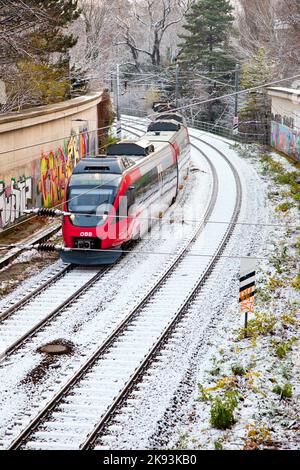 WIEN, ÖSTERREICH - NOV 26: OEBB Zug nach wien Huettendorf fährt am 26,2010. November in Wien, Österreich, auf verschneiten Schienen vorbei. OEBB existiert seit 1 Stockfoto