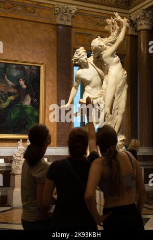 Rom, Italien. 22. September 2022. Apollo und Daphne, eine barocke Marmorskulptur von Gian Lorenzo Bernini, 1625, Galerie und Museum Borghese (Museo e Galleria Borghese). (Bild: © Mark Avery/ZUMA Press Wire) Stockfoto