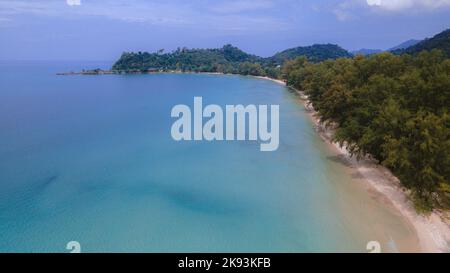 Drohnenansicht am Klong Prao Beach in Koh Chang, Drohnenansicht von oben auf türkisfarbenes Meer. Stockfoto