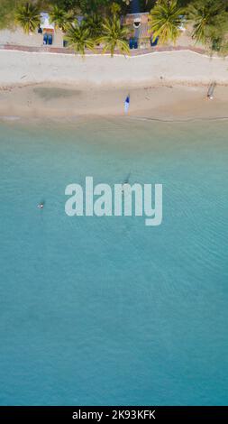 Drohnenansicht am Klong Prao Beach in Koh Chang, Drohnenansicht von oben auf türkisfarbenes Meer. Stockfoto