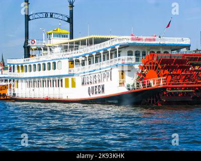 HAMBURG - DEUTSCHLAND, MÄRZ 28: Die Mississippi Queen aus dem Jahr 1987 ist ein beliebtes Reiseziel für Touristen, die am 28,2011. März i das Mississippi-Gefühl bekommen Stockfoto