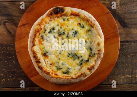 Pizza von oben auf einem Holztisch gesehen Stockfoto