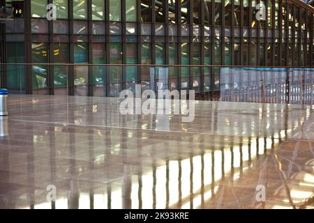 HAMBURG, DEUTSCHLAND - 20. APRIL: Abflughalle im frühen Morgenlicht am neuen Terminal 2 in Hamburg am 20. April 2010 in Hamburg, Deutschland. Fuhlsbüette Stockfoto