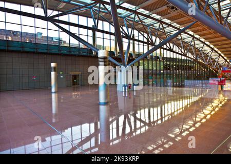 HAMBURG, DEUTSCHLAND - 20. APRIL: Abflughalle im frühen Morgenlicht am neuen Terminal 2 in Hamburg am 20. April 2010 in Hamburg, Deutschland. Fuhlsbüette Stockfoto