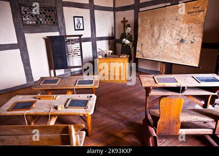 KRONBERG, DEUTSCHLAND - MAI 2: Altes Klassenzimmer der Grundschule eingerichtet im Stil des 18.. Jahrhunderts in der Burg 'Kronberger Burg' am 02. Mai 2011 in Stockfoto