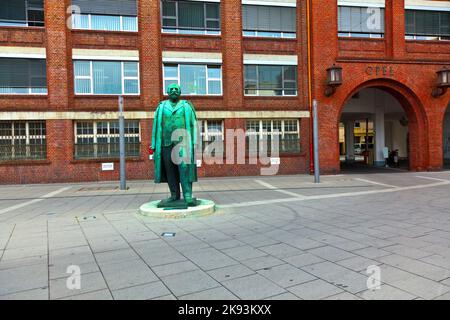 RÜSSELSHEIM, DEUTSCHLAND - 11. MAI: Statue des Gründers der Automobilfabrik OPEL - GM - am 11. Mai 1010 in Rüsselsheim, Deutschland. Das Backsteingebäude war inau Stockfoto