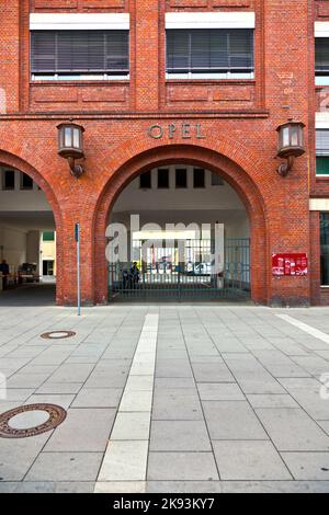 RÜSSELSHEIM, DEUTSCHLAND - 11. MAI: Haupteingang des Automobilwerks OPEL - GM - am 11. Mai 1010 in Rüsselsheim, Deutschland. Der Backsteinbau wurde urersteuert Stockfoto