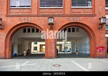 RÜSSELSHEIM, DEUTSCHLAND - 11. MAI: Haupteingang des Automobilwerks OPEL - GM - am 11. Mai 1010 in Rüsselsheim, Deutschland. Der Backsteinbau wurde urersteuert Stockfoto