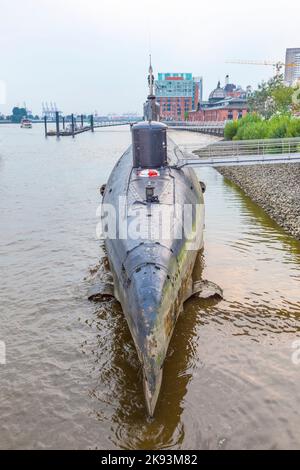 HAMBURG, DEUTSCHLAND - AUG 24: U-Boot B-515 der sowjetischen Tango-Klasse wird am 14,2011. August in Hamburg zu Besuch sein. Für die Reconna wurde die Tango-Klasse B-515 eingesetzt Stockfoto