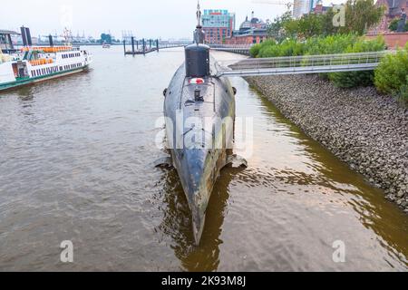 HAMBURG, DEUTSCHLAND - AUG 24: U-Boot B-515 der sowjetischen Tango-Klasse wird am 14,2011. August in Hamburg zu Besuch sein. Für die Reconna wurde die Tango-Klasse B-515 eingesetzt Stockfoto