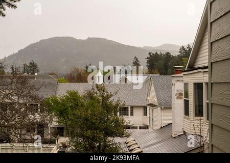 Blick auf die Hügel von Orcas Island, Washington, USA, vom Outlook Inn in Eastsound aus gesehen. Stockfoto