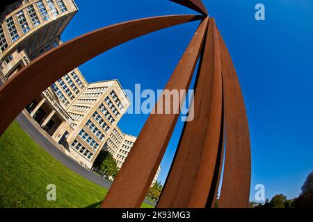 Frankfurt, Deutschland - 25. September 2011: Bernar Venet zeigt seine Stahlskulpturen in der Universität Frankfurt auf der Ausstellung Blickachsen 8 in Frankfur Stockfoto