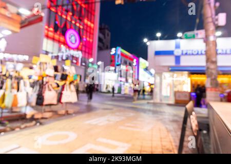 Verschwommener Blick auf die Seoul Street mit modernen Gebäuden, Gehwegen und stilvollen Spaziergängen. Kann als Hintergrund verwendet werden. De fokussiertes Bild des Kapitals von so Stockfoto