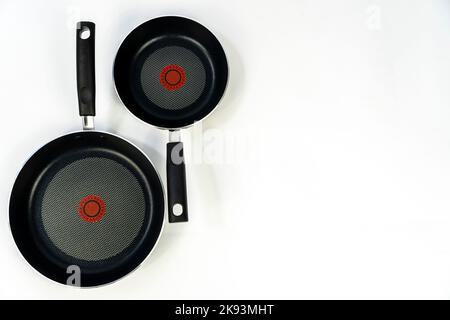 teflon-Kochtöpfe, schwarzer Teflon auf weißem Hintergrund, Kunststoffgriffe, mexiko Stockfoto