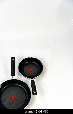 teflon-Kochtöpfe, schwarzer Teflon auf weißem Hintergrund, Kunststoffgriffe, mexiko Stockfoto