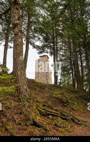 Der Aussichtsturm im mittelalterlichen Stil auf dem Gipfel des Mount Constitution, Orcas Island, Washington, USA. Stockfoto