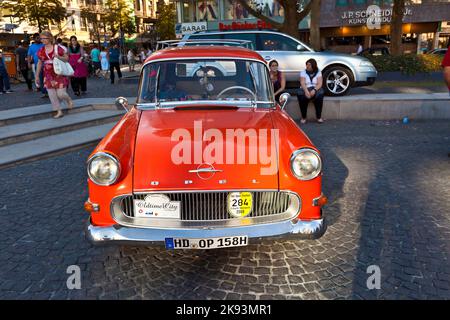 FRANKFURT, DEUTSCHLAND - OCT 2: Oldtimer-Treffen am 2,2011. Oktober in Frankfurt, Deutschland. Der OPEL Olympia Oldtimer präsentiert von der Veranstaltung '7. Oldtimercity“ Stockfoto