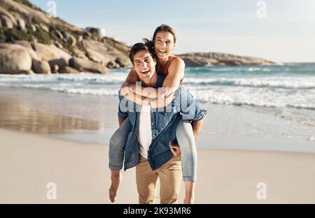 Wir haben immer so viel Spaß am Strand. Ein Paar mittleren Alters verbringt den Tag am Strand. Stockfoto