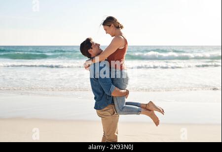 Der Strand bringt der Seele ewige Freude. Ein Paar mittleren Alters verbringt den Tag am Strand. Stockfoto