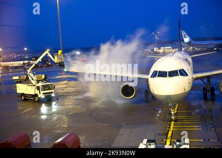 HAMBURG, DEUTSCHLAND - 6. DEZEMBER: Enteisung des Lufthansa-Flugzeugs vor dem Start am 6. Dezember 2011 in Hamburg. Die Enteisung der großen eu Stockfoto