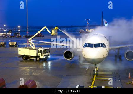 HAMBURG, DEUTSCHLAND - 6. DEZEMBER: Enteisung des Lufthansa-Flugzeugs vor dem Start am 6. Dezember 2011 in Hamburg. Die Enteisung der großen eu Stockfoto