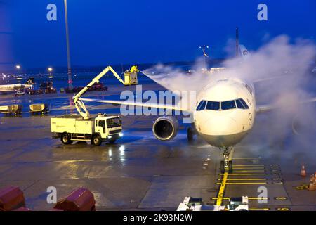 HAMBURG, DEUTSCHLAND - 6. DEZEMBER: Enteisung des Lufthansa-Flugzeugs vor dem Start am 6. Dezember 2011 in Hamburg. Die Enteisung der großen eu Stockfoto