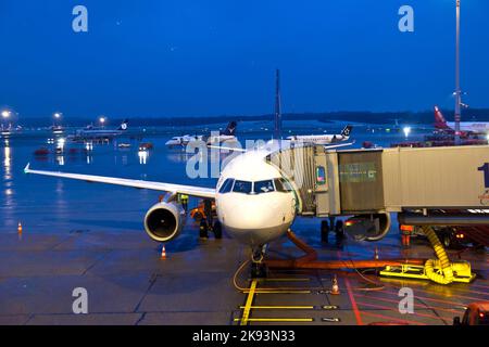 HAMBURG, DEUTSCHLAND - 6. DEZEMBER: Enteisung des Lufthansa-Flugzeugs vor dem Start am 6. Dezember 2011 in Hamburg. Die Enteisung der großen eu Stockfoto